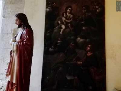 La parete centrale accoglieva fino a una ventina di anni fa una pala d�altare: un dipinto a olio su tela che raffigurava sia i due santi Giacomo e Anna sia la Vergine e San Giovanni evangelista. La tela, dopo essere stata restaurata, � stata per� trasferita nella Chiesa Matrice di Mola